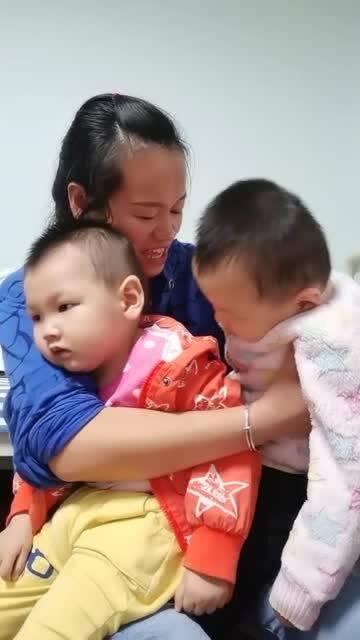 脑瘫双胞胎的视频,温馨瞬间感动网友