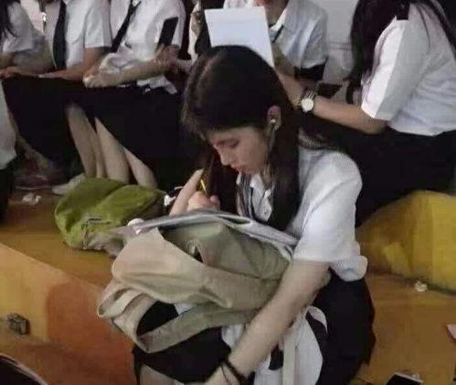 高中女生拉肚子视频,高中生拉肚子事件引发关注